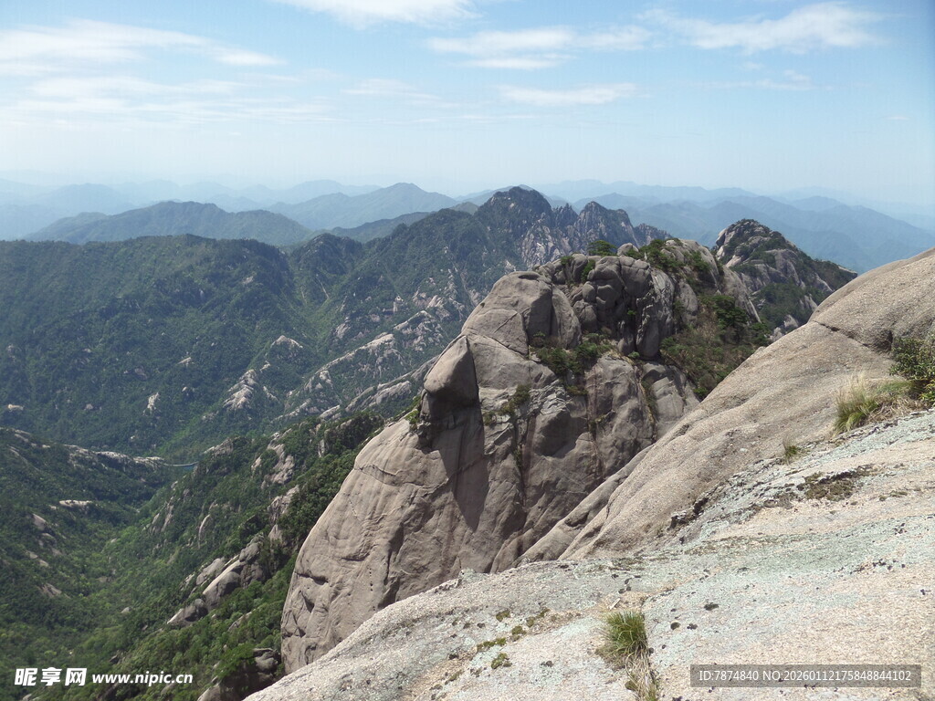 巍峨高山壮丽景色