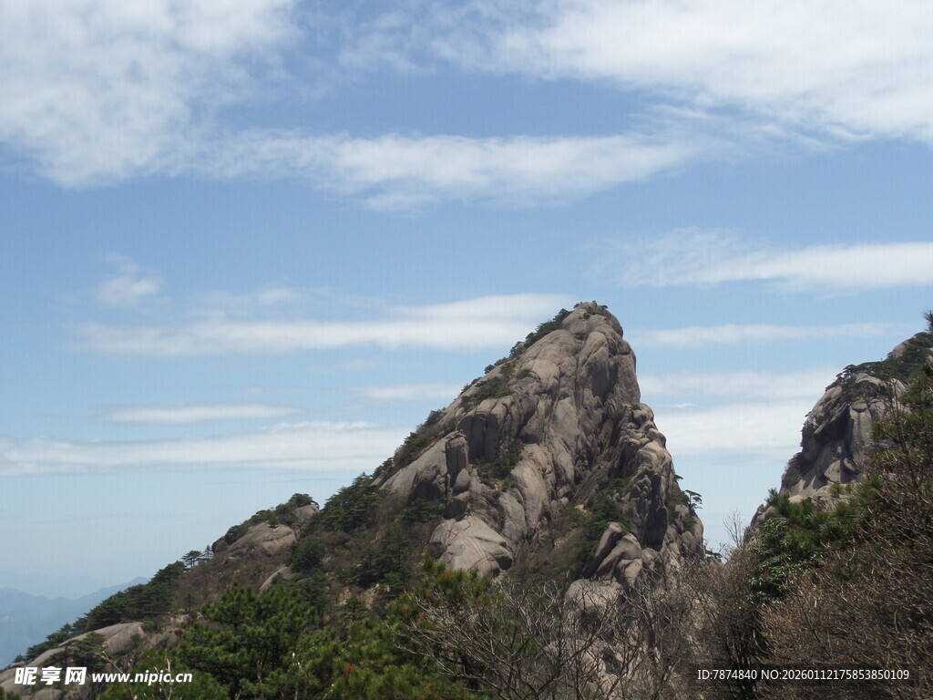 巍峨山峰与蓝天白云