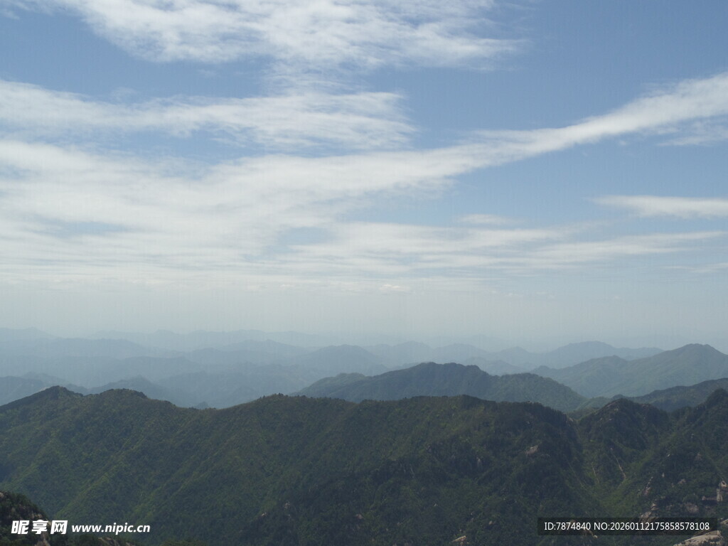 山峦云海间的壮美风光