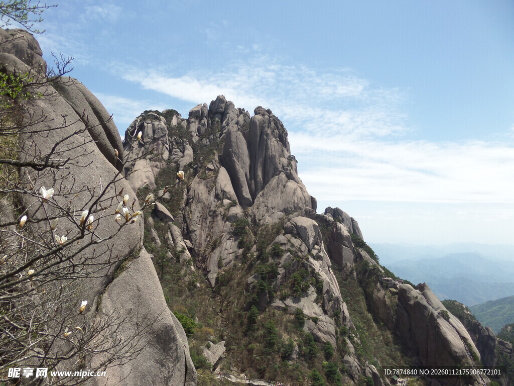 巍峨险峻的壮丽山峰