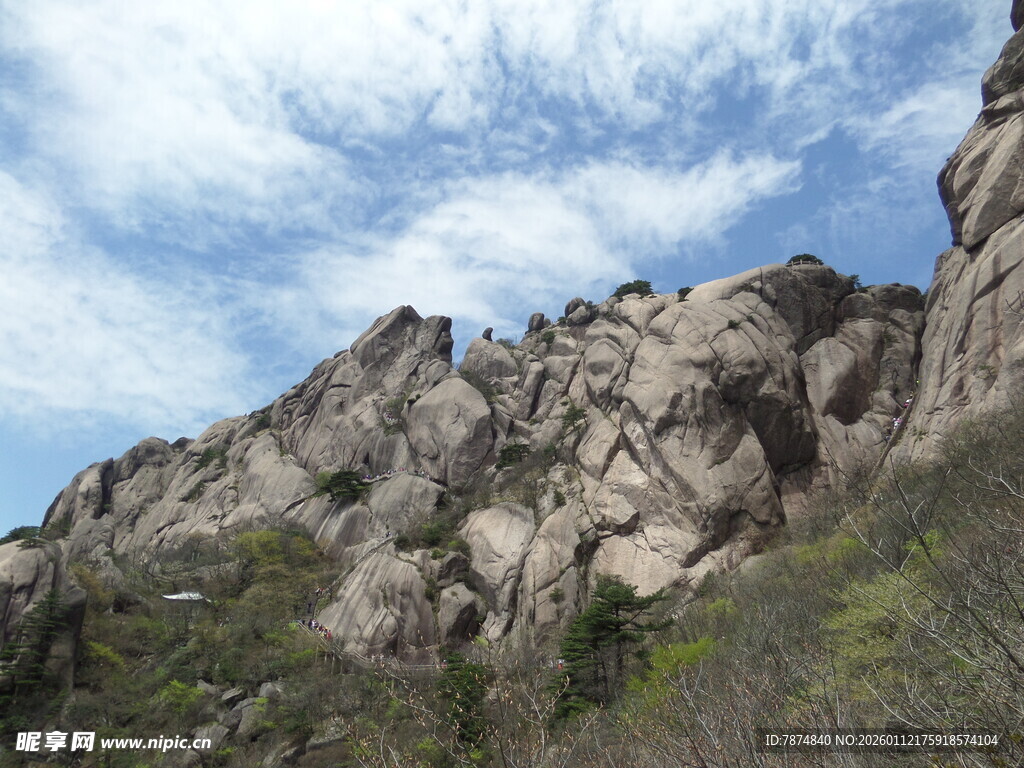 巍峨嶙峋的壮丽山景