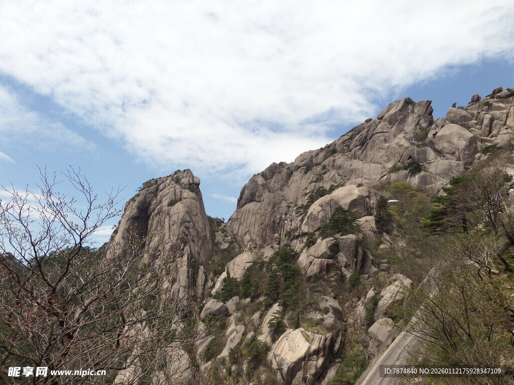 巍峨嶙峋的壮丽山景