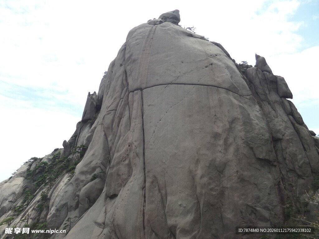 巍峨巨石屹立于天地间