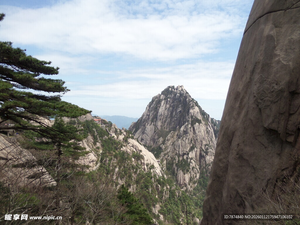 黄山巍峨山峰景色