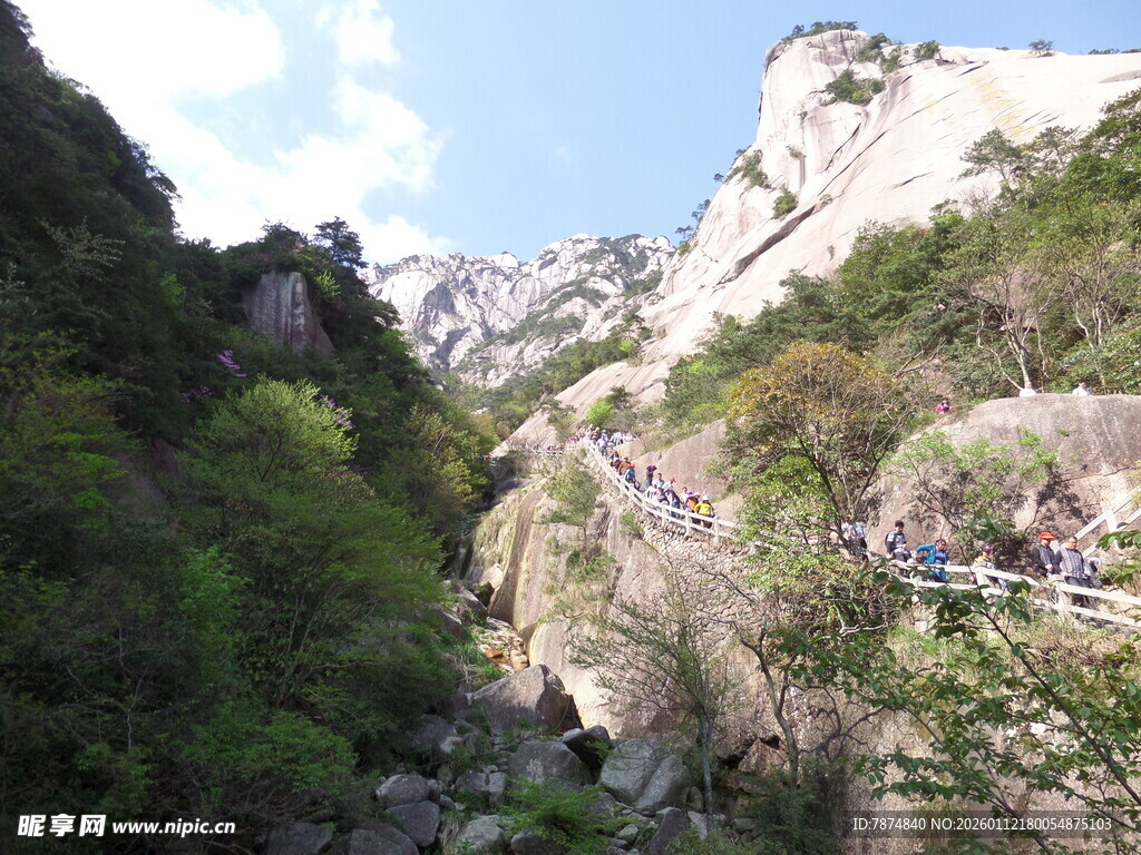 山间栈道 游人漫步赏景