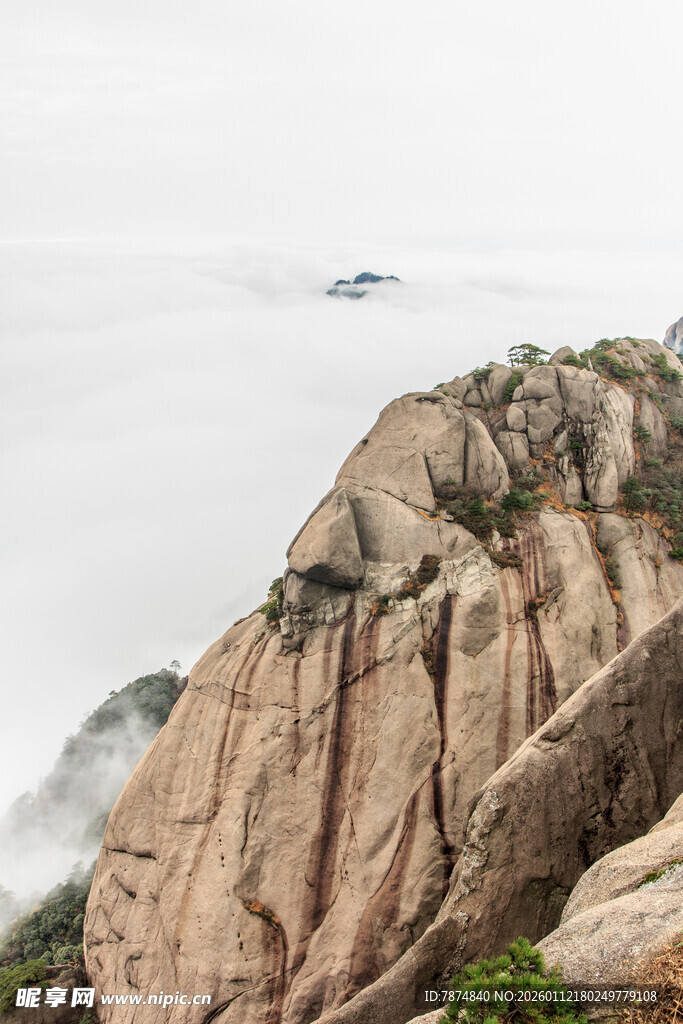 云雾缭绕的嶙峋山峰