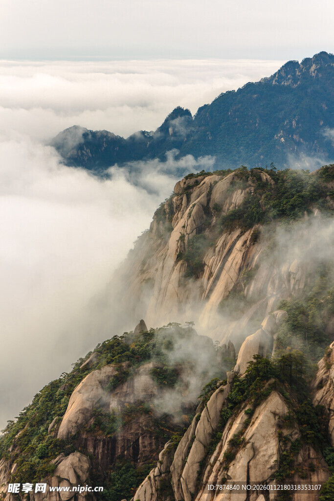 云雾缭绕的壮美山景