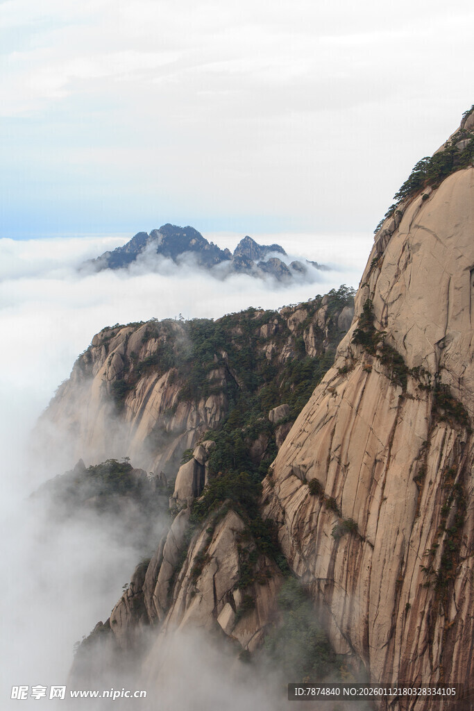 黄山云海中的巍峨山峰