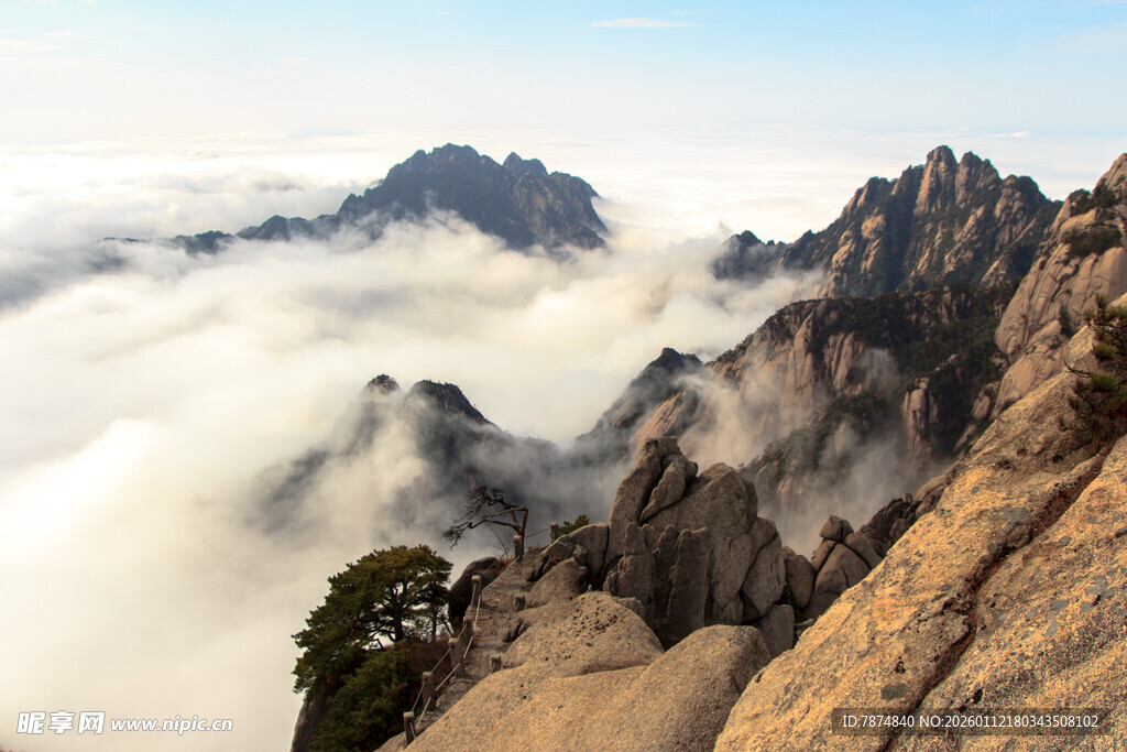 黄山云海中的壮丽山峰