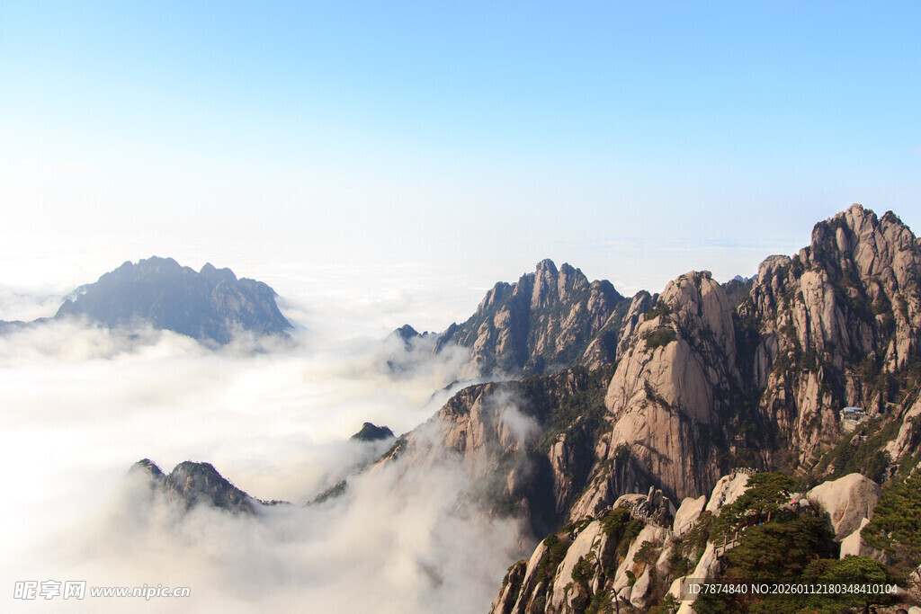 黄山云海中的壮丽山峰