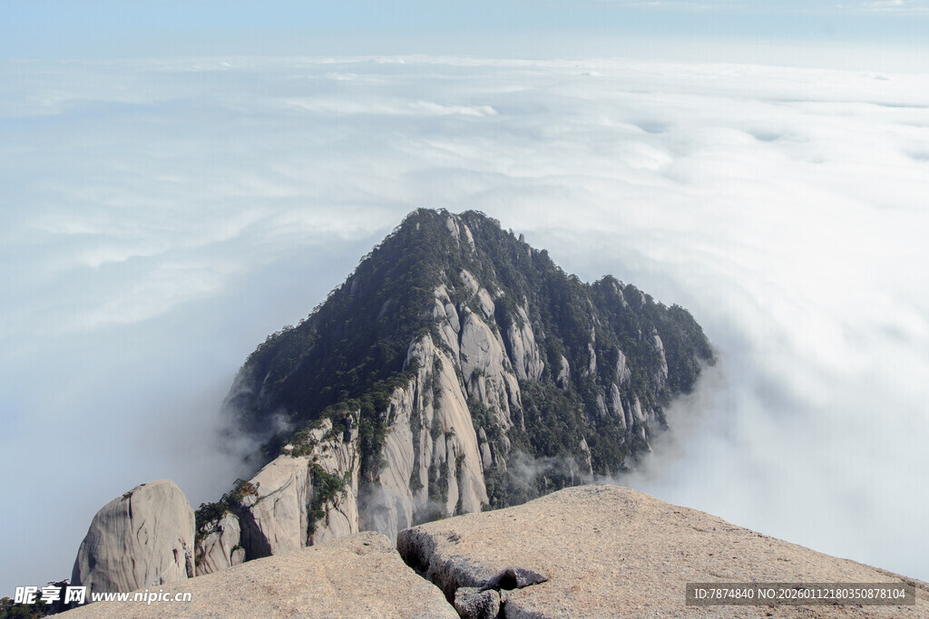 云海中的巍峨山峰
