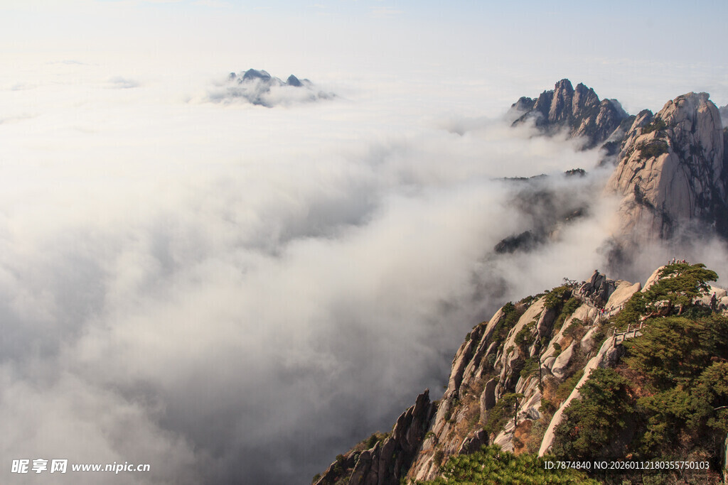 黄山云海中的壮丽山峰