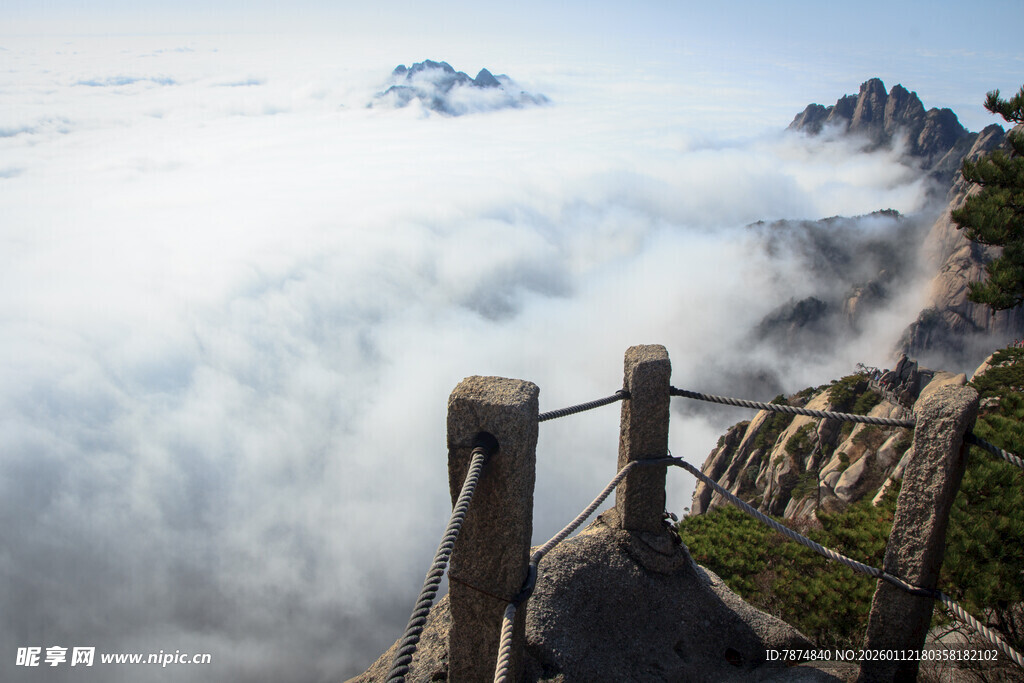 云海中的山间观景台