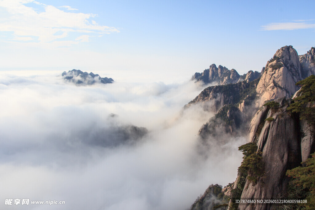 黄山云海中的壮丽山峰