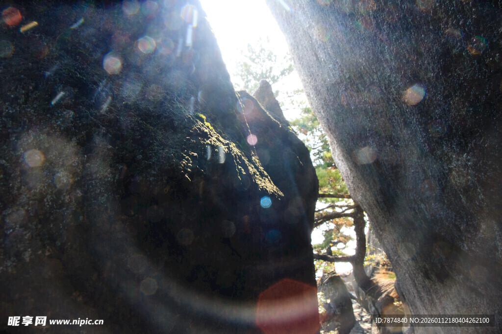 透过孔洞看阳光照射景象