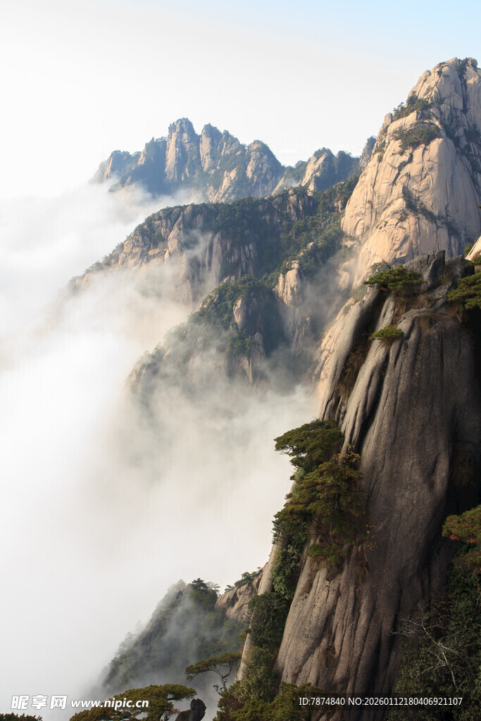 云雾缭绕的壮美山峰