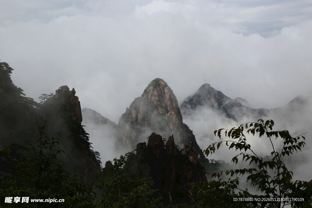 云雾缭绕的壮丽山峰