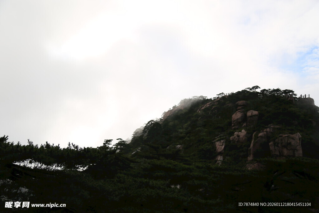 云雾缭绕的葱郁山峰