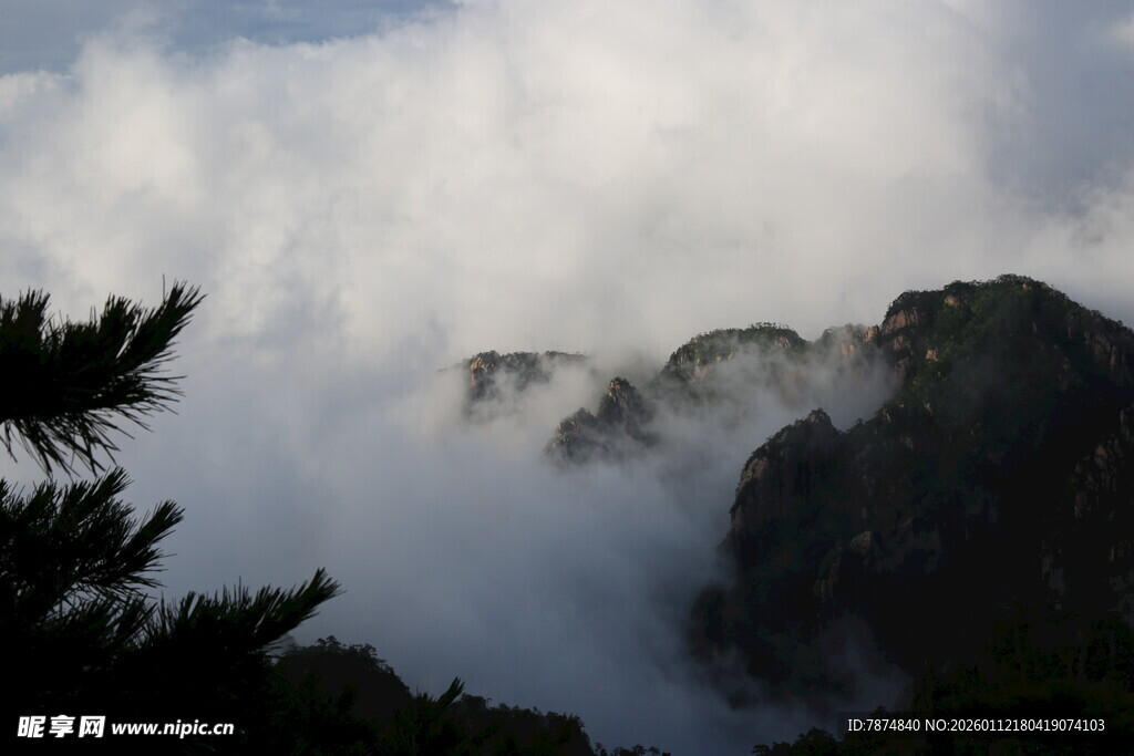 云雾缭绕的巍峨山峰