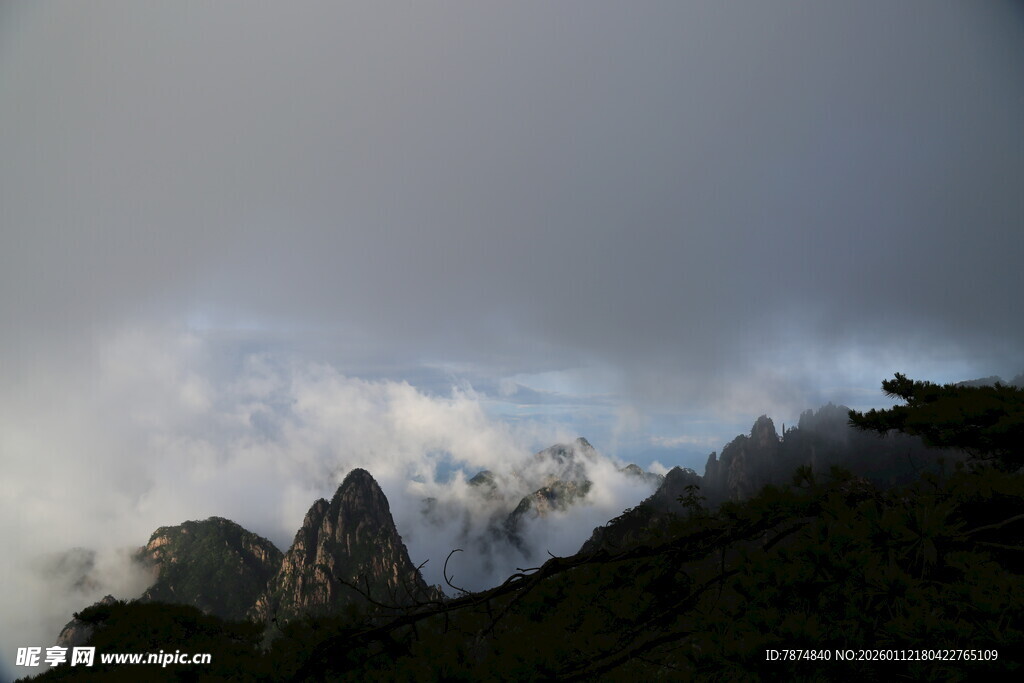 云雾缭绕的壮丽山峦