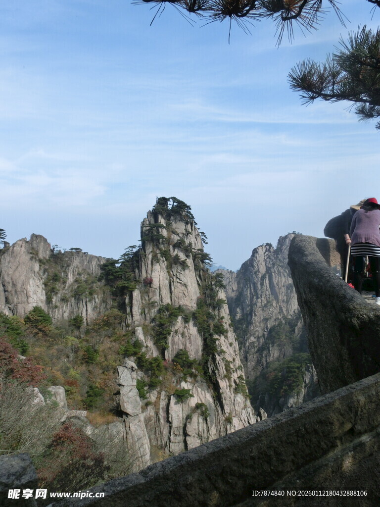 游客赏奇峰美景
