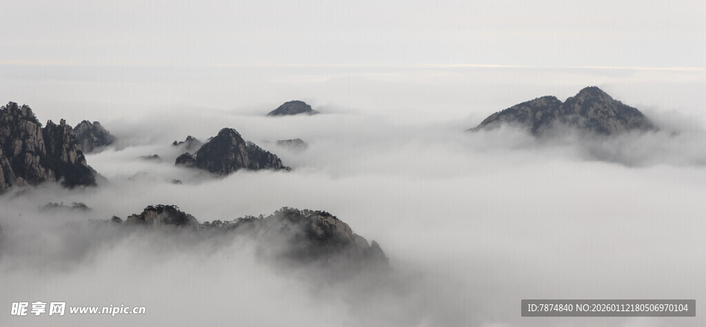 云雾缭绕的壮丽山峦景色
