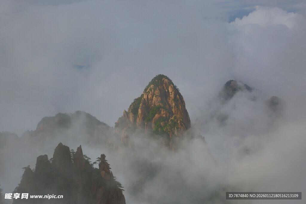 云雾缭绕中的巍峨山峰