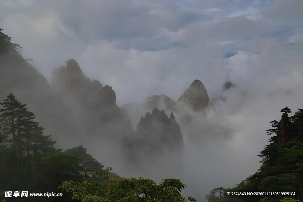 云雾缭绕的壮丽山峦