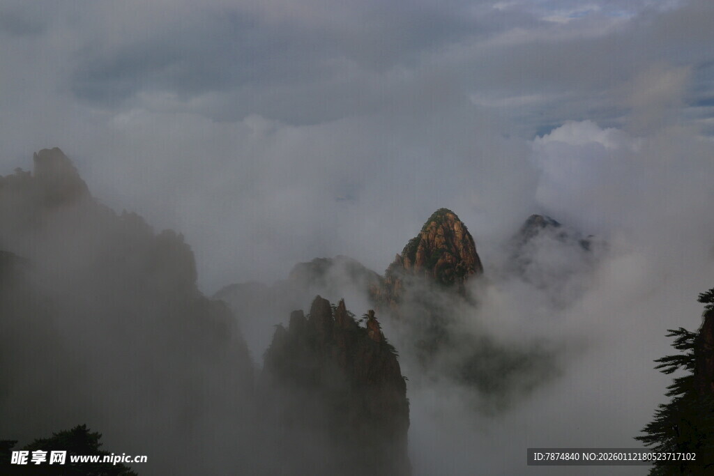 云雾缭绕的壮丽山峰