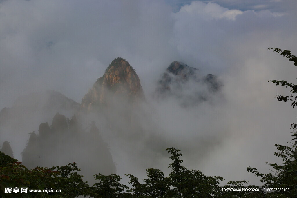 云雾缭绕中的巍峨山峰