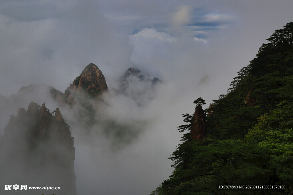 云雾缭绕的壮美山峦