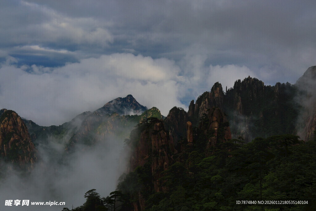 云雾缭绕的壮丽山峰