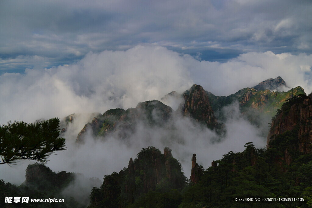 云雾缭绕的壮美山峦