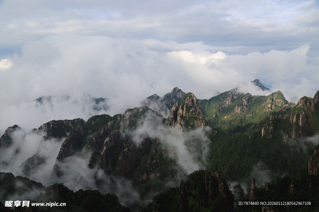 云雾缭绕的壮美山峦