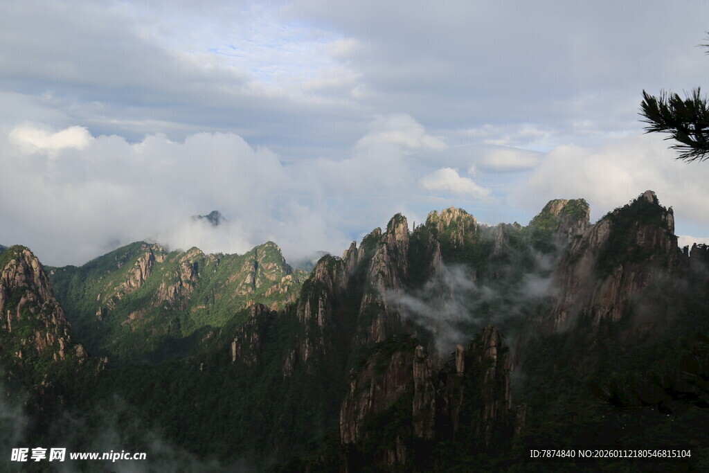云雾缭绕的壮美山峦景色