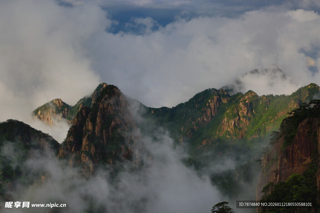 云雾缭绕的壮美山峦