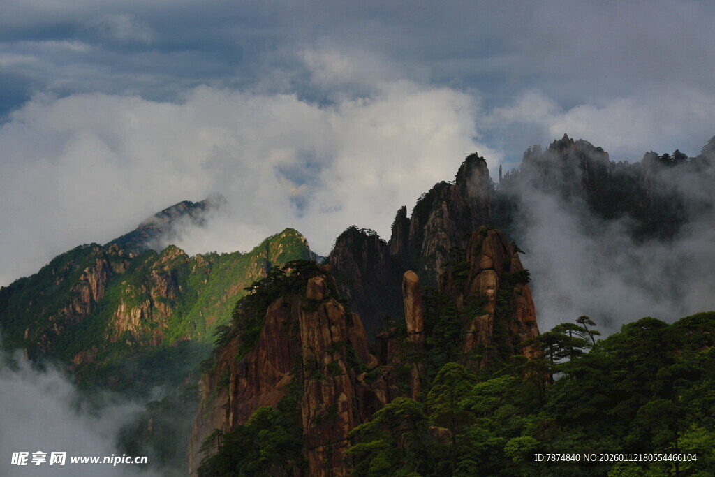 云雾缭绕的壮美山峰