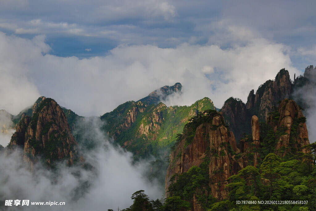 云雾缭绕的壮美山峦