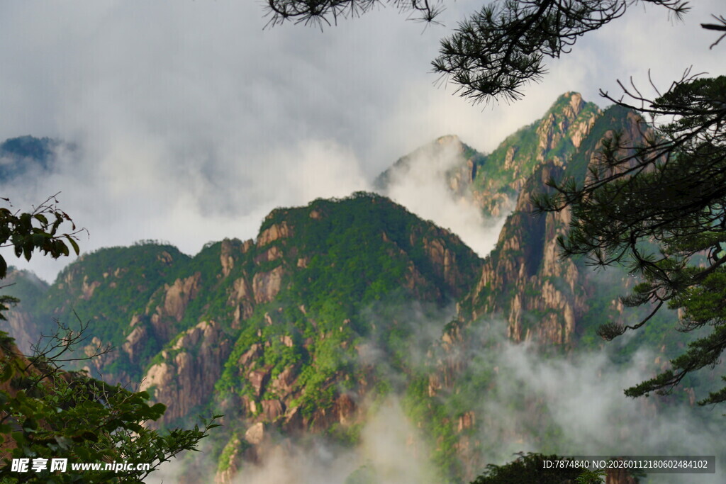 云雾缭绕的壮美山峦