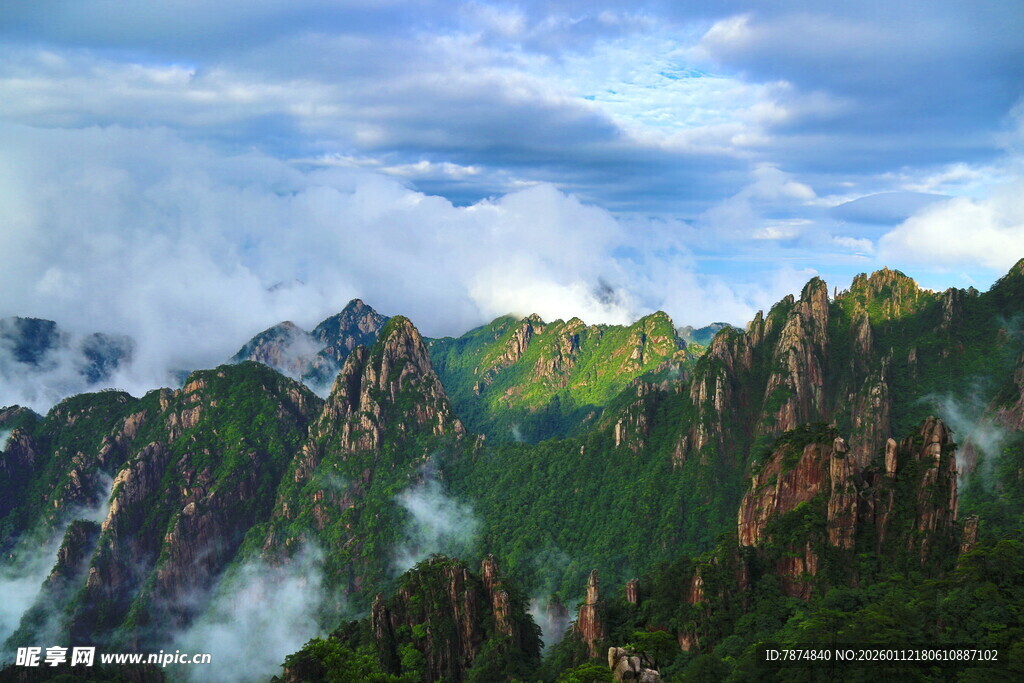 壮丽山峦云雾缭绕美景