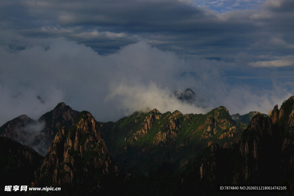 云雾缭绕的壮丽山峦