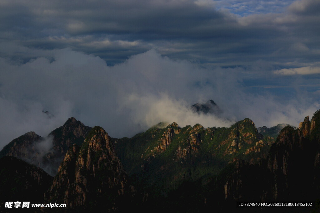 云雾缭绕的壮丽山峦