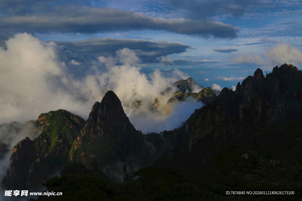 云雾缭绕的壮丽山峦