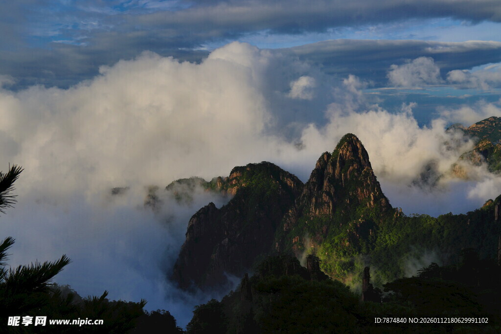 云雾缭绕的壮丽山峰