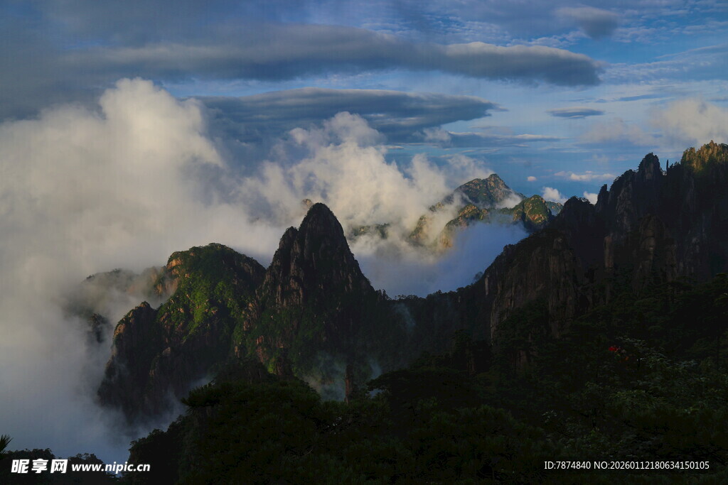 云雾缭绕的壮丽山峦