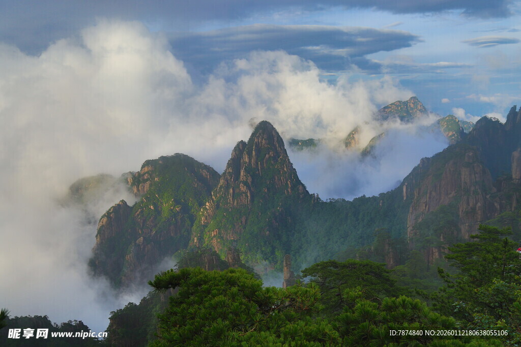 云雾缭绕的壮美山峦