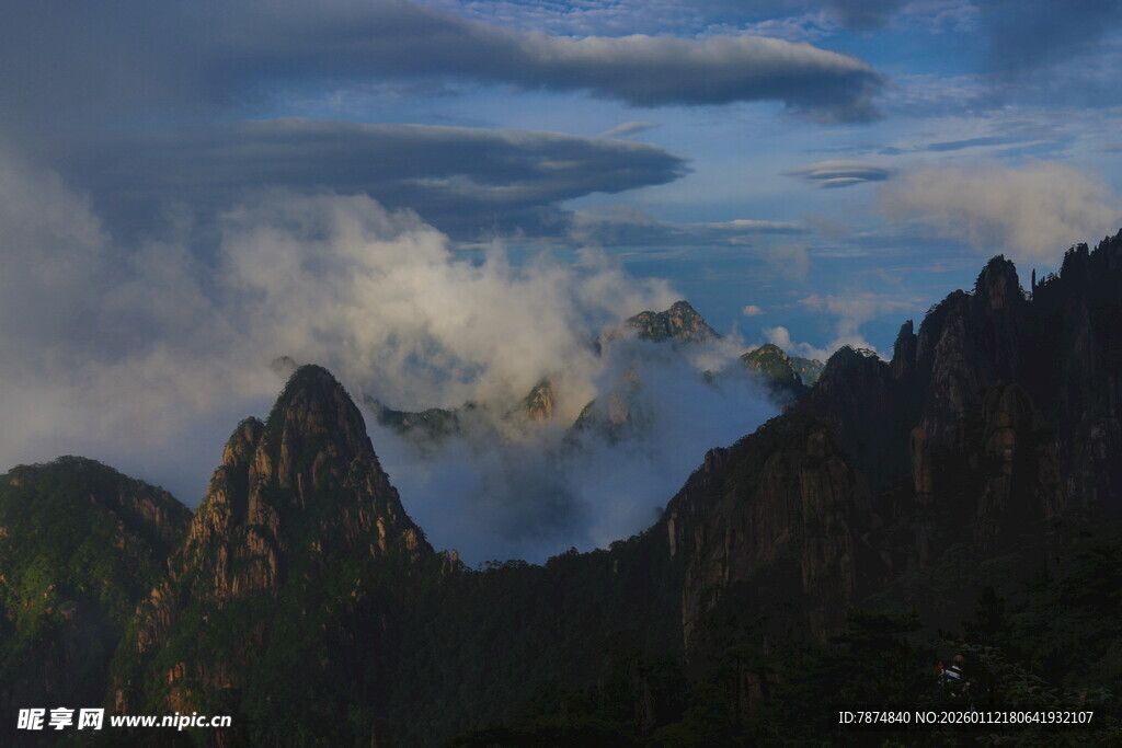 云雾缭绕的壮丽山峰景色