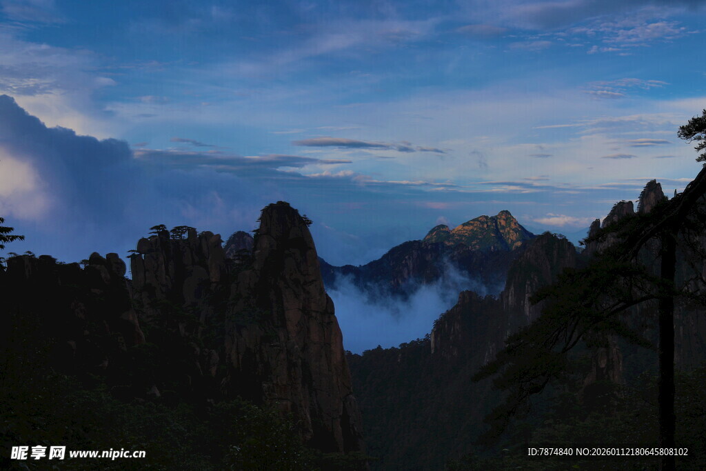 黄山云海壮丽山景图