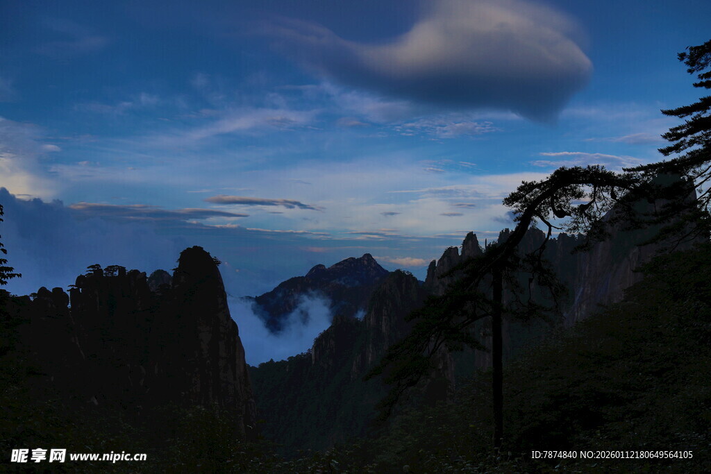 黄山暮色中的壮美山景