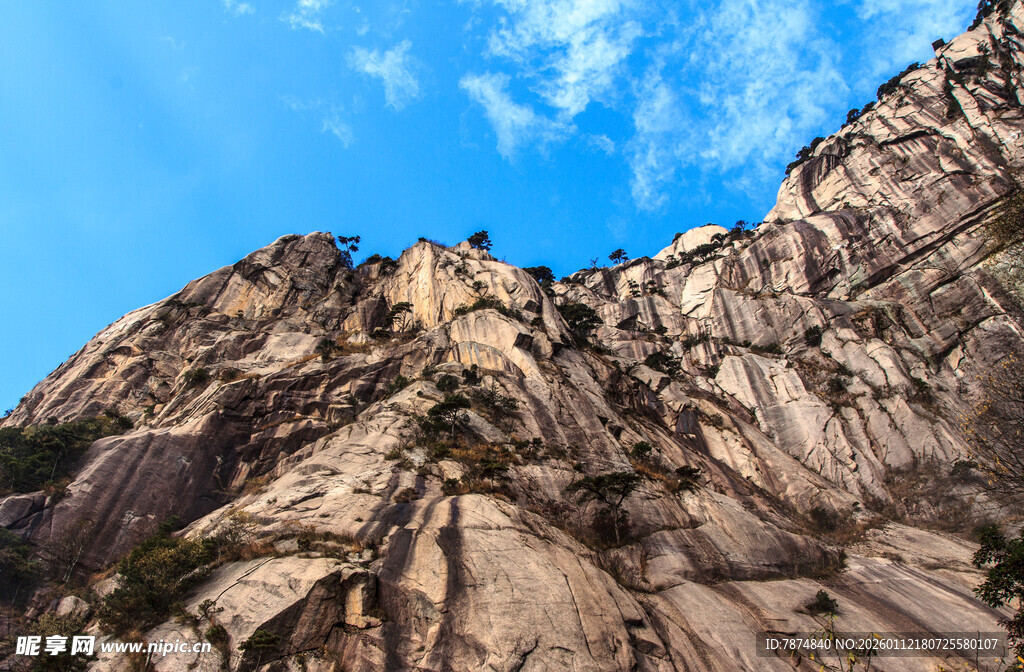 巍峨险峻的壮丽山峰